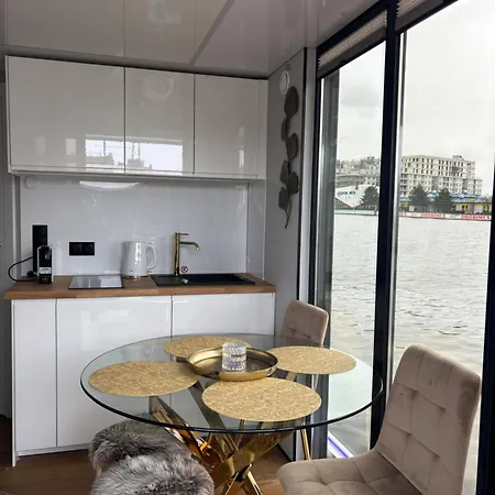 Houseboat Apartament *